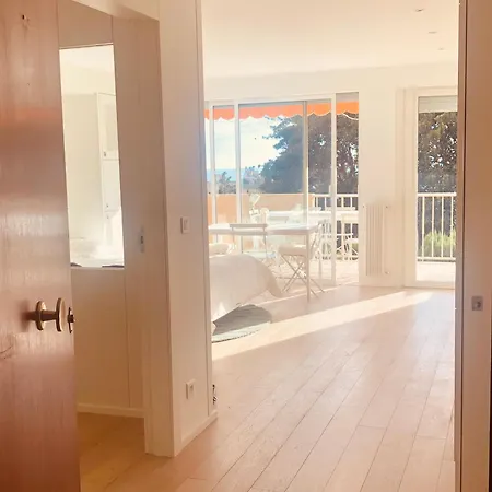 Seaside With Terrasse In Garavan Апартаменты *